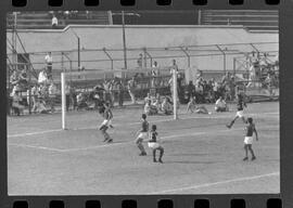 Fotografia "Campeonato Carioca de Profissionais de 63 (1° Turno) Esporte - jogo Fluminense (1 x 0) Bonsucesso" ([Local n/d] , 1963) [negativo]. / Fotógrafo(a): Democrito.  -- ITEM-0086.