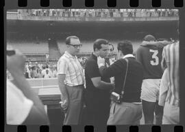 Fotografia "FLUMINENSE X BONSUCESSO; 'CAPEONATO [CAMPEONATO] CARIOCA DE FUTEBOL PROFISSIONAIS' Jogo no Maracanã - Fluminense x Bonsucesso (3x0), sendo que este jogo foi anulado devido a irregularidade havida), Reportagem de Esporte" ([Local n/d] , 1963) [negativo]. / Fotógrafo(a): Demócrito; Ribeiro.  -- ITEM-0001.