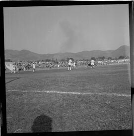 Fotografia "FUTEBOL = 'CAMPEONATO CARIOCA DE PROFISSIONAIS' Jogo Flamengo x Botafogo (3 x 1), America x Portuguesa (2 x 1), Madureira x Bangu (1 x 2), C. Grande x S. Cristovão (1 x 0) e C. Rio x Olaria (1 x 7), Reportagem de Esporte" ([Local n/d] , 1963) [negativo]. / Fotógrafo(a): Equipe.  -- ITEM-0355.