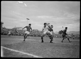 Fotografia "Futebol - Jogos diversos de domingo dia 30/12/1951" ([Local n/d] , 1951) [negativo]. / Fotógrafo(a): [Autoria n/d].  -- ITEM-0033.