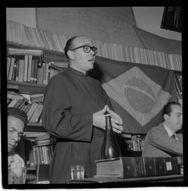 Fotografia "Homenagem ao João Pinheiro Neto, na Vila Portuária, Reportagem de [sem repórter]" ([Local n/d] , 1963) [negativo]. / Fotógrafo(a): Ribeiro.  -- ITEM-0002.