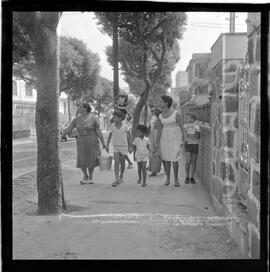 Fotografia "Rept. s/ Falta D'água na ZN c/ Wilson C.; 'FALTA DE ÁGUA' Reportagem c/ 'Falta de Água' na Zona Norte, Reportagem de Wilson Corrêa" ([Local n/d] , 1963) [negativo]. / Fotógrafo(a): Méra.  -- ITEM-0001.