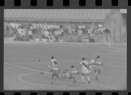 Fotografia "CAMPEONATO CARIOCA DE PROFISSIONAIS DE 1963' (1º Turno) Jogo Vasco da Gama x Olaria (1 x 0) no Maracanã" ([Local n/d] , 1963) [negativo]. / Fotógrafo(a): Demócrito; Ribeiro.  -- ITEM-0005.