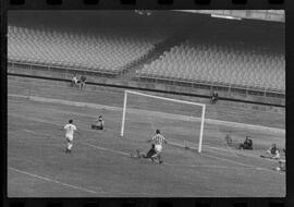 Fotografia "CAMPEONATO CARIOCA DE PROFISSIONAIS DE 1963' (1º Turno) Jogo Bangú x S. Cristovão (3 x 0)" ([Local n/d] , 1963) [negativo]. / Fotógrafo(a): Rodolfo.  -- ITEM-0021.