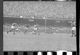 Fotografia "Jogos Campeonato Carioca; 'CAMPEONATO CARIOCA DE 1963' de PROFISSIONAIS (1º Turno) Jogos Vasco x Fluminense (3 x 1) Botafogo x Canto do Rio (3 x 0) America x Madureira (5 x 2) e Olaria x Portuguesa, Reportagem de Esporte" ([Local n/d] , 1963) [negativo]. / Fotógrafo(a): Equipe.  -- ITEM-0061.