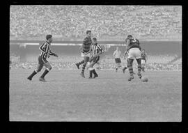 Fotografia "FUTEBOL = 'CAMPEONATO CARIOCA DE PROFISSIONAIS' Jogo Flamengo x Botafogo (3 x 1), America x Portuguesa (2 x 1), Madureira x Bangu (1 x 2), C. Grande x S. Cristovão (1 x 0) e C. Rio x Olaria (1 x 7), Reportagem de Esporte" ([Local n/d] , 1963) [negativo]. / Fotógrafo(a): Equipe.  -- ITEM-0141.