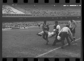 Fotografia "CAMPEONATO CARIOCA DE PROFISSIONAIS DE 1963' (1º Turno) Jogo Vasco da Gama x Olaria (1 x 0) no Maracanã" ([Local n/d] , 1963) [negativo]. / Fotógrafo(a): Demócrito; Ribeiro.  -- ITEM-0018.