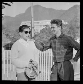 Fotografia "SWEPATAKE [SWEEPTAKE]' DE 1963' (G.P. BRASIL DE 1963) Reportagem com a Coberturas do G.P. Brasil, no Hip. da Gávea com Luiz Rigoni, Manoel Bezerra da Silva, Juan Marchant e Hector Pilar e o cavalo (CENCERRO), Reportagem de Santório" ([Local n/d] , 1963) [negativo]. / Fotógrafo(a): Diniz.  -- ITEM-0013.