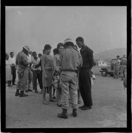 Fotografia "Blitz' na Favela do Esqueleto c/ Broxado; 'BATIDAS POLICIAIS' 'Blitz', na Favela do Esqueleto contra os moradores, Reportagem de Broxada" ([Local n/d] , 1963) [negativo]. / Fotógrafo(a): Ferreira.  -- ITEM-0003.