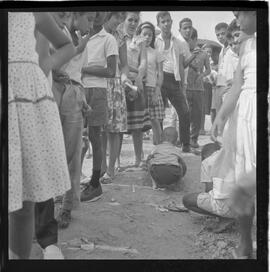 Fotografia "Rept. s/ Tifo e Difeteria c/ Wilson C.; 'CONJUNTO PROLETÁRIO DE DEL CASTILHO DO IAPI' Reportagem s/ 'Tifo' (Vacinação contra o tifo, aos moradores do Conjunto Proletário de Del Castilho do IAPI), Reportagem de Wilson Corrêa" ([Local n/d] , 1963) [negativo]. / Fotógrafo(a): Méra.  -- ITEM-0008.