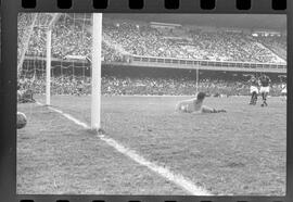 Fotografia "Jogos Campeonato Carioca; 'CAMPEONATO CARIOCA DE 1963' de PROFISSIONAIS (1º Turno) Jogos Vasco x Fluminense (3 x 1) Botafogo x Canto do Rio (3 x 0) America x Madureira (5 x 2) e Olaria x Portuguesa, Reportagem de Esporte" ([Local n/d] , 1963) [negativo]. / Fotógrafo(a): Equipe.  -- ITEM-0041.