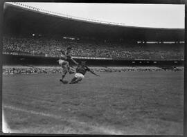 Fotografia "Futebol - Jogos diversos de domingo dia 30/12/1951" ([Local n/d] , 1951) [negativo]. / Fotógrafo(a): [Autoria n/d].  -- ITEM-0045.