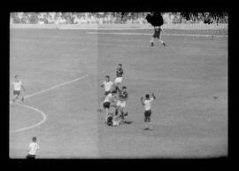 Fotografia "CAPEONATO [CAMPEONATO] CARIOCA DE 1963' (PROFISSIONAIS) (1º Turno) Jogo Famengo [Flamengo] x Campo Grande (5 x 0); Jogo Flamengo e Campo Grande, Reportagem de Esporte" ([Local n/d] , 1963) [negativo]. / Fotógrafo(a): Ribeiro; Demócrito.  -- ITEM-0049.