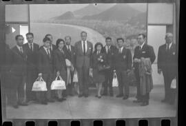 Fotografia "GALEÃO - NOÉLIA NOEL E DELEGAÇÃO PORTUGUESA; Assuntos diversos no Galeão (Artista Noélia Noel e Delegação de Portugal para os jogos Lusos - Brasileiros, que será realizada no Brasil); fot. 1 A delegação portuguesa, em flagrante feito no Galeão, fot. 2 e 3 A artista Noélia Noel e seu filho Marcelito, em flagrante feito no Galeão, Reportagem de Setorista" ([Local n/d] , 1963) [negativo]. / Fotógrafo(a): Fonseca.  -- ITEM-0001.