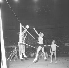 Fotografia "Volei Voleibol - Campeonato Internacional de Voleibol" ([Local n/d] , 1960) [negativo]. / Fotógrafo(a): Demócrito.  -- ITEM-0003.