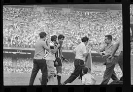 Fotografia "FUTEBOL = 'CAMPEONATO CARIOCA DE PROFISSIONAIS' Jogo Flamengo x Botafogo (3 x 1), America x Portuguesa (2 x 1), Madureira x Bangu (1 x 2), C. Grande x S. Cristovão (1 x 0) e C. Rio x Olaria (1 x 7), Reportagem de Esporte" ([Local n/d] , 1963) [negativo]. / Fotógrafo(a): Equipe.  -- ITEM-0005.