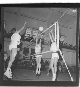 Fotografia "Voleibol - Jogo Tijuca x Fluminense" ([Local n/d] , 1962) [negativo]. / Fotógrafo(a): Democrito.  -- ITEM-0004.