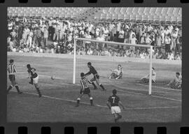 Fotografia "FUTEBOL = 'CAMPEONATO CARIOCA DE PROFISSIONAIS' Jogo Flamengo x Botafogo (3 x 1), America x Portuguesa (2 x 1), Madureira x Bangu (1 x 2), C. Grande x S. Cristovão (1 x 0) e C. Rio x Olaria (1 x 7), Reportagem de Esporte" ([Local n/d] , 1963) [negativo]. / Fotógrafo(a): Equipe.  -- ITEM-0245.