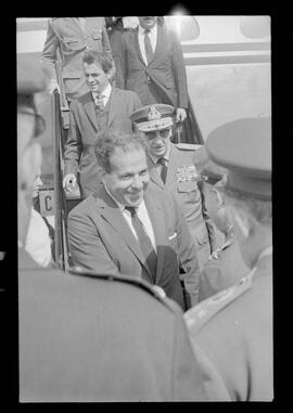 Fotografia "Jango em Recife; Jango Goulart em Recife. sendo recebido pelo Governador Miguel Arraes no Aeroporto do Estado.)" ([Local n/d] , 1963) [negativo]. / Fotógrafo(a): Sucursal.  -- ITEM-0002.