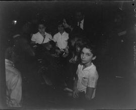 Fotografia "Visita de estudantes ao novo prédio de 'U.H.'" ([Local n/d] , [Data n/d]) [negativo]. / Fotógrafo(a): Amaro.  -- ITEM-0002.