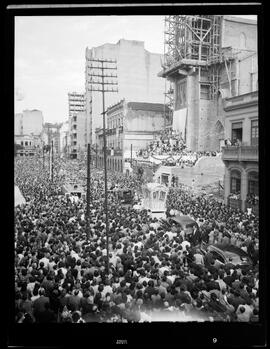 Fotografia "Religião Católica (Procissão de Nossa Senhora de Fátima), Reportagem Geral" ([Local n/d] , [Data n/d]) [negativo]. / Fotógrafo(a): Equipe.  -- ITEM-0015.