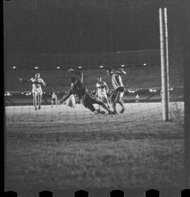 Fotografia "FUTEBOL = Jôgo [Jogo]: BOTAFOGO X OLARIA" ([Local n/d] , 1961) [negativo]. / Fotógrafo(a): Equipe.  -- ITEM-0009.