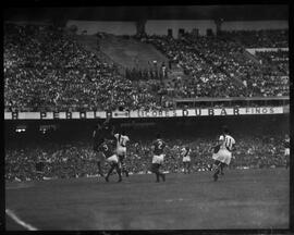 Fotografia "Esporte - Futebol (Vasco x Palmeiras)" ([Local n/d] , [Data n/d]) [negativo]. / Fotógrafo(a): Equipe.  -- ITEM-0001.