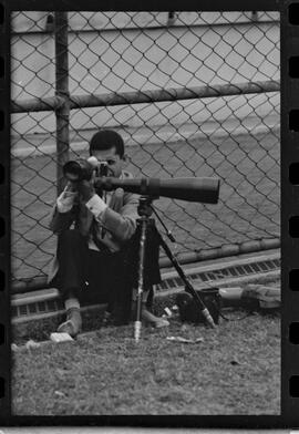 Fotografia "Jogos Campeonato Carioca; 'CAMPEONATO CARIOCA DE 1963' de PROFISSIONAIS (1º Turno) Jogos Vasco x Fluminense (3 x 1) Botafogo x Canto do Rio (3 x 0) America x Madureira (5 x 2) e Olaria x Portuguesa, Reportagem de Esporte" ([Local n/d] , 1963) [negativo]. / Fotógrafo(a): Equipe.  -- ITEM-0174.