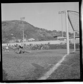 Fotografia "FUTEBOL = 'CAMPEONATO CARIOCA DE PROFISSIONAIS' Jogo Flamengo x Botafogo (3 x 1), America x Portuguesa (2 x 1), Madureira x Bangu (1 x 2), C. Grande x S. Cristovão (1 x 0) e C. Rio x Olaria (1 x 7), Reportagem de Esporte" ([Local n/d] , 1963) [negativo]. / Fotógrafo(a): Equipe.  -- ITEM-0340.