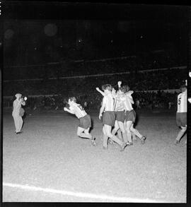 Fotografia "Futebol - Brasil x Paraguai" ([Local n/d] , [Data n/d]) [negativo]. / Fotógrafo(a): Equipe.  -- ITEM-0005.