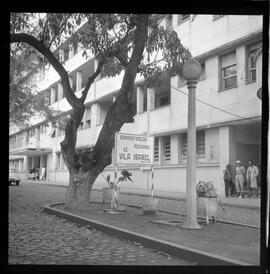 Fotografia "Calamidades em hospitais da [G.P.] rep. para IB Teixeira; 'HOSPITAL PEDRO ERNESTO' Hospital Pedro Ernesto, rep. s/ 'calamidade' (Reportagem com o Deputado Ib Teixeira), Reportagem de Ib Teixeira" ([Local n/d] , 1963) [negativo]. / Fotógrafo(a): Méra.  -- ITEM-0001.