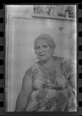 Fotografia "C/ Milton Morte misteriosa de um homem, no [Meier]; 'SUICÍDIOS' Francisco José de Paula, operário que suicidou-se atirando-se sob as rodas de um trem na estação de Todos os Santos, reportagem com vizinha Sr. Guiomar Carva), Reportagem de Milton Amaral" ([Local n/d] , 1963) [negativo]. / Fotógrafo(a): Luiz Pinto.  -- ITEM-0001.