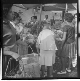 Fotografia "FEIRA LIVRES' Rep. c/ Preços de Gêneros e Sonegação, Reportagem de Areias" ([Local n/d] , 1963) [negativo]. / Fotógrafo(a): Ribeiro.  -- ITEM-0007.