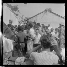 Fotografia "FAVELAS' Despejo de Favelas em Bonsucesso (Favela Nova Brasília em Bonsucesso), Reportagem de Paulo Cordeiro" ([Local n/d] , 1963) [negativo]. / Fotógrafo(a): Ribeiro.  -- ITEM-0005.