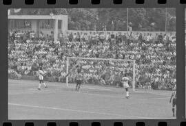 Fotografia "Campeonato Carioca de Profissionais de 63 (1° Turno) Esporte - jogo Fluminense (1 x 0) Bonsucesso" ([Local n/d] , 1963) [negativo]. / Fotógrafo(a): Democrito.  -- ITEM-0008.