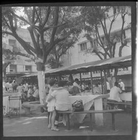 Fotografia "PENITEMCIARIA [PENITENCIÁRIA] CENTRAL' 'DIA DO PAPAI' Dia do Papai no PRESÍDIO (Festividades pelo 'Dia do Papai' na Penitenciária Central', Reportagem de Nelson Silva" ([Local n/d] , 1963) [negativo]. / Fotógrafo(a): Ferreira.  -- ITEM-0001.