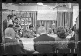 Fotografia "HOMENAGENS' 'PORTA - AVIÕES MINAS GERAIS' Jornalistas recepcionados pelo Ministro da Marinha, a bordo do 'Minas Gerais' pelo Comandante Alte. Cesar Andrade, Reportagem de Petrônio" ([Local n/d] , 1963) [negativo]. / Fotógrafo(a): Luiz Pinto.  -- ITEM-0003.