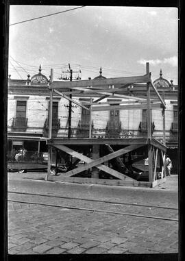 Fotografia "Banho a fantasia em Ramos e homenagem a Última Hora na Ilha do Governador" ([Local n/d] , [Data n/d]) [negativo]. / Fotógrafo(a): Rodo.  -- ITEM-0004.