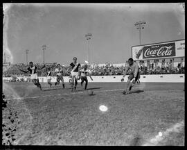 Fotografia "Esporte - Futebol Olaria x Vasco" ([Local n/d] , [Data n/d]) [negativo]. / Fotógrafo(a): Domingos.  -- ITEM-0009.