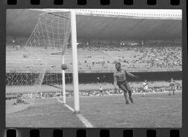 Fotografia "CAMPEONATO CARIOCA DE PROFISSIONAIS DE 1963' (1º Turno) Jogo Vasco da Gama x Olaria (1 x 0) no Maracanã" ([Local n/d] , 1963) [negativo]. / Fotógrafo(a): Demócrito; Ribeiro.  -- ITEM-0063.