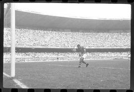 Fotografia "Jogos Campeonato Carioca; 'CAMPEONATO CARIOCA DE 1963' de PROFISSIONAIS (1º Turno) Jogos Vasco x Fluminense (3 x 1) Botafogo x Canto do Rio (3 x 0) America x Madureira (5 x 2) e Olaria x Portuguesa, Reportagem de Esporte" ([Local n/d] , 1963) [negativo]. / Fotógrafo(a): Equipe.  -- ITEM-0271.