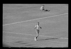 Fotografia "Jogos Campeonato Carioca; 'CAMPEONATO CARIOCA DE 1963' de PROFISSIONAIS (1º Turno) Jogos Vasco x Fluminense (3 x 1) Botafogo x Canto do Rio (3 x 0) America x Madureira (5 x 2) e Olaria x Portuguesa, Reportagem de Esporte" ([Local n/d] , 1963) [negativo]. / Fotógrafo(a): Equipe.  -- ITEM-0054.