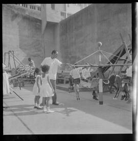 Fotografia "PENITEMCIARIA [PENITENCIÁRIA] CENTRAL' 'DIA DO PAPAI' Dia do Papai no PRESÍDIO (Festividades pelo 'Dia do Papai' na Penitenciária Central', Reportagem de Nelson Silva" ([Local n/d] , 1963) [negativo]. / Fotógrafo(a): Ferreira.  -- ITEM-0010.