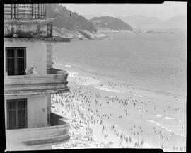 Fotografia "Praias - Rio de Janeiro (praia do Leme), Reportagem Geral" ([Local n/d] , [Data n/d]) [negativo]. / Fotógrafo(a): Jean Manzon.  -- ITEM-0001.