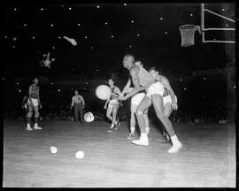 Fotografia "Esporte - basquete internacional" ([Local n/d] , [Data n/d]) [negativo]. / Fotógrafo(a): Ângelo.  -- ITEM-0003.