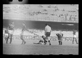 Fotografia "FUTEBOL = 'CAMPEONATO CARIOCA DE PROFISSIONAIS' Jogo Flamengo x Botafogo (3 x 1), America x Portuguesa (2 x 1), Madureira x Bangu (1 x 2), C. Grande x S. Cristovão (1 x 0) e C. Rio x Olaria (1 x 7), Reportagem de Esporte" ([Local n/d] , 1963) [negativo]. / Fotógrafo(a): Equipe.  -- ITEM-0161.