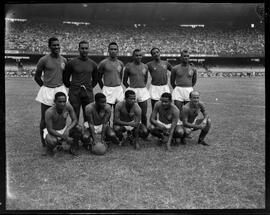 Fotografia "Futebol - equipe do América (1952), Reportagem Geral" ([Local n/d] , 1952) [negativo]. / Fotógrafo(a): Equipe.  -- ITEM-0001.