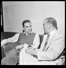 Fotografia "Samuel Wainer - Luiz Fernando Bocaiuva [Bocayuva] Cunha" ([Local n/d] , [Data n/d]) [negativo]. / Fotógrafo(a): Madalena.  -- ITEM-0003.