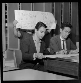 Fotografia "Redação comissão de Bancários; 'ENTREVISTAS UH' Comissão de Bancários na Redação" ([Local n/d] , 1963) [negativo]. / Fotógrafo(a): Roberto.  -- ITEM-0001.