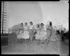 Fotografia "Visita de Miss Universitária a 'Última Hora'" ([Local n/d] , [Data n/d]) [negativo]. / Fotógrafo(a): Milagres - Demócrito.  -- ITEM-0005.